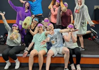 Séance de coaching sportif en groupe en intérieur à Lyon avec coach Miki.