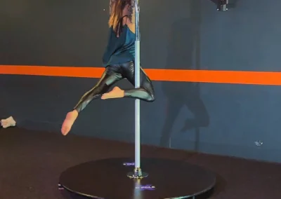 Initiation Pole Dance en intérieur à Lyon et Chamonix avec Coach Miki.