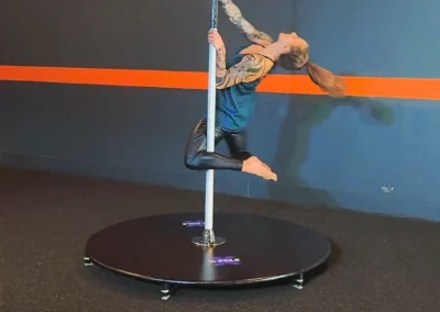 Initiation Pole Dance en intérieur à Lyon et Chamonix avec Coach Miki.