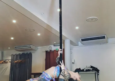 Initiation Pole Dance en intérieur à Lyon et Chamonix avec Coach Miki.