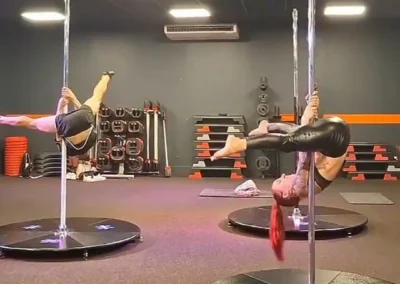 Cours d'initiation à la Pole Dance en duo à domicile à Lyon à Chamonix.