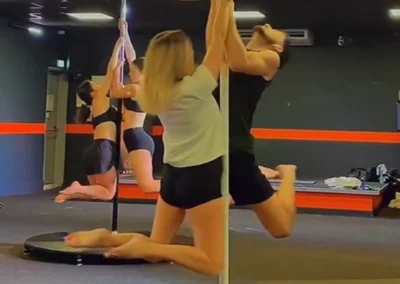 Cours d'initiation à la Pole Dance en duo à domicile à Lyon à Chamonix.